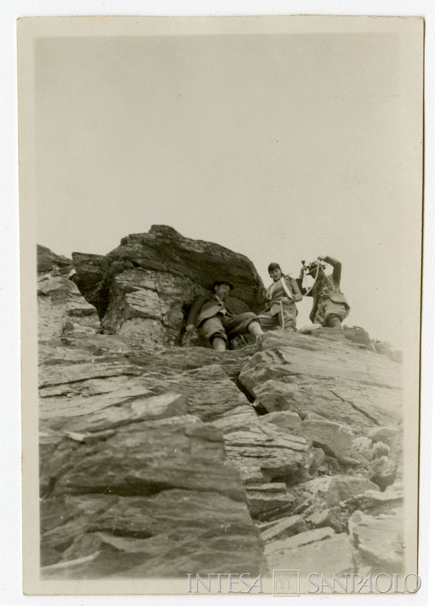 Mattioli con la seconda moglie Lucia Monti e Giuseppe Toeplitz in montagna con una guida, Colle del Teodulo, Valle d'Aosta, estate 1928 (fotografo sconosciuto)