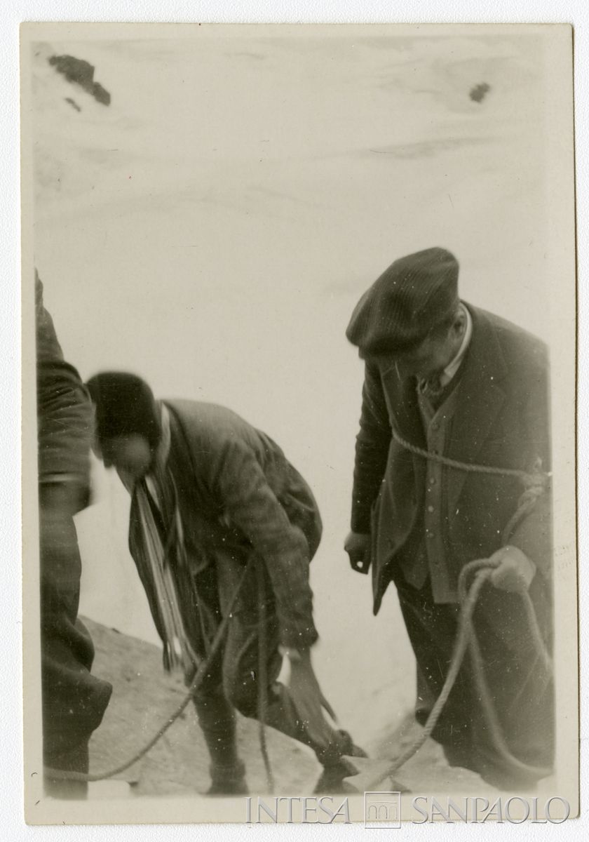 Mattioli con la seconda moglie Lucia Monti e Giuseppe Toeplitz in montagna con una guida, Colle del Teodulo, Valle d'Aosta, estate 1928 (fotografo sconosciuto)