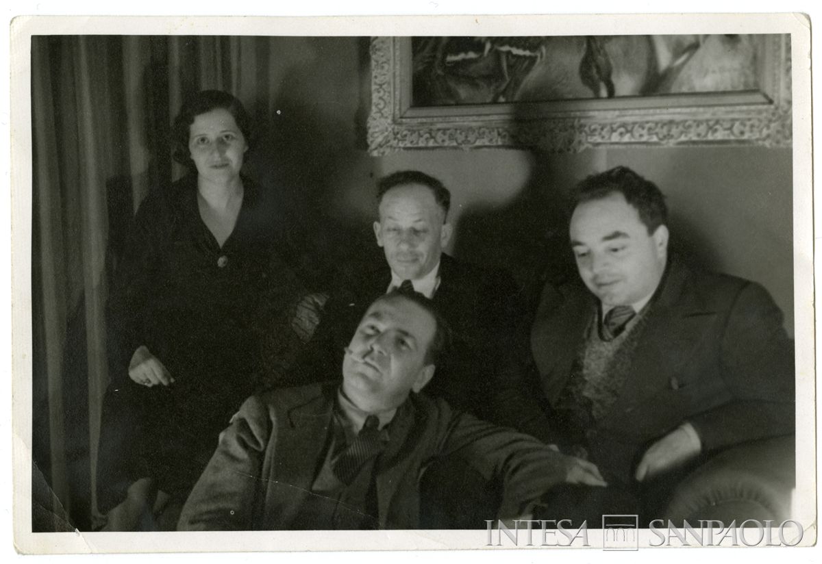 Nel salotto di casa Mattioli, da sinistra Lucia Monti, Gino Scarpa, Sergio Solmi e in primo piano Raffaele Mattioli, 1934 (fotografo Antonello Gerbi)