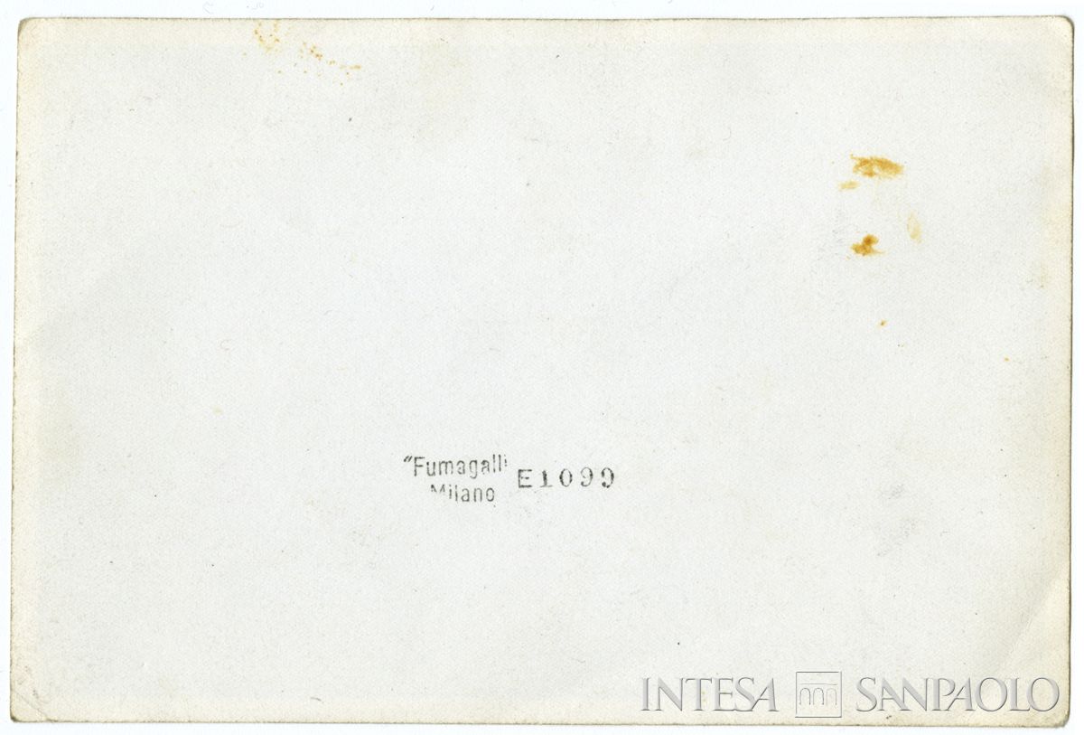 Nel salotto di casa Mattioli, da sinistra Lucia Monti, Gino Scarpa, Sergio Solmi e in primo piano Raffaele Mattioli, 1934 (fotografo Antonello Gerbi) (verso)