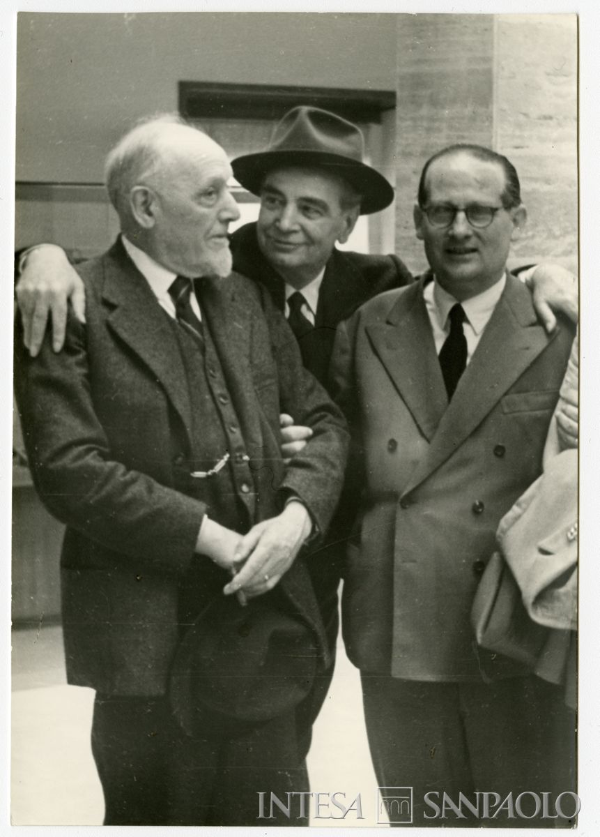 Raffaele Mattioli a Paestum all'interno del museo con Giuseppe Lapreta e Riccardo Ricciardi, 1956 (fotografo sconosciuto)