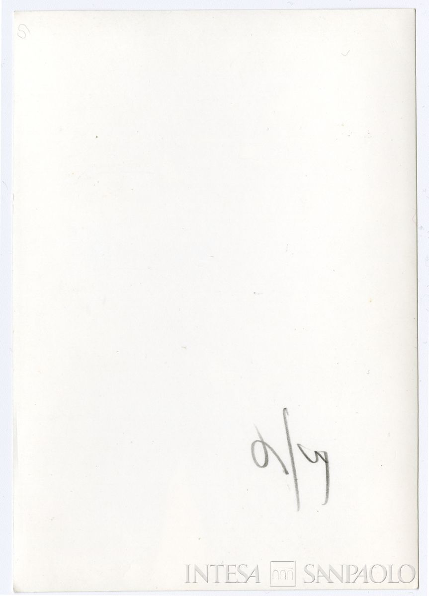 Raffaele Mattioli a Paestum all'interno del museo con Giuseppe Lapreta e Riccardo Ricciardi, 1956 (fotografo sconosciuto) (verso)