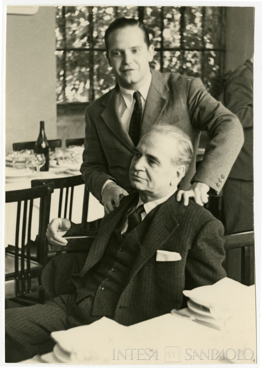 Raffaele Mattioli a Paestum, al ristorante con il figlio Stefano, 1956 (fotografo sconosciuto)