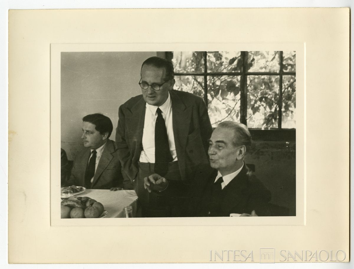 Raffaele Mattioli e Giuseppe Lapreta a Paestum al ristorante, 1956 (fotografo sconosciuto)