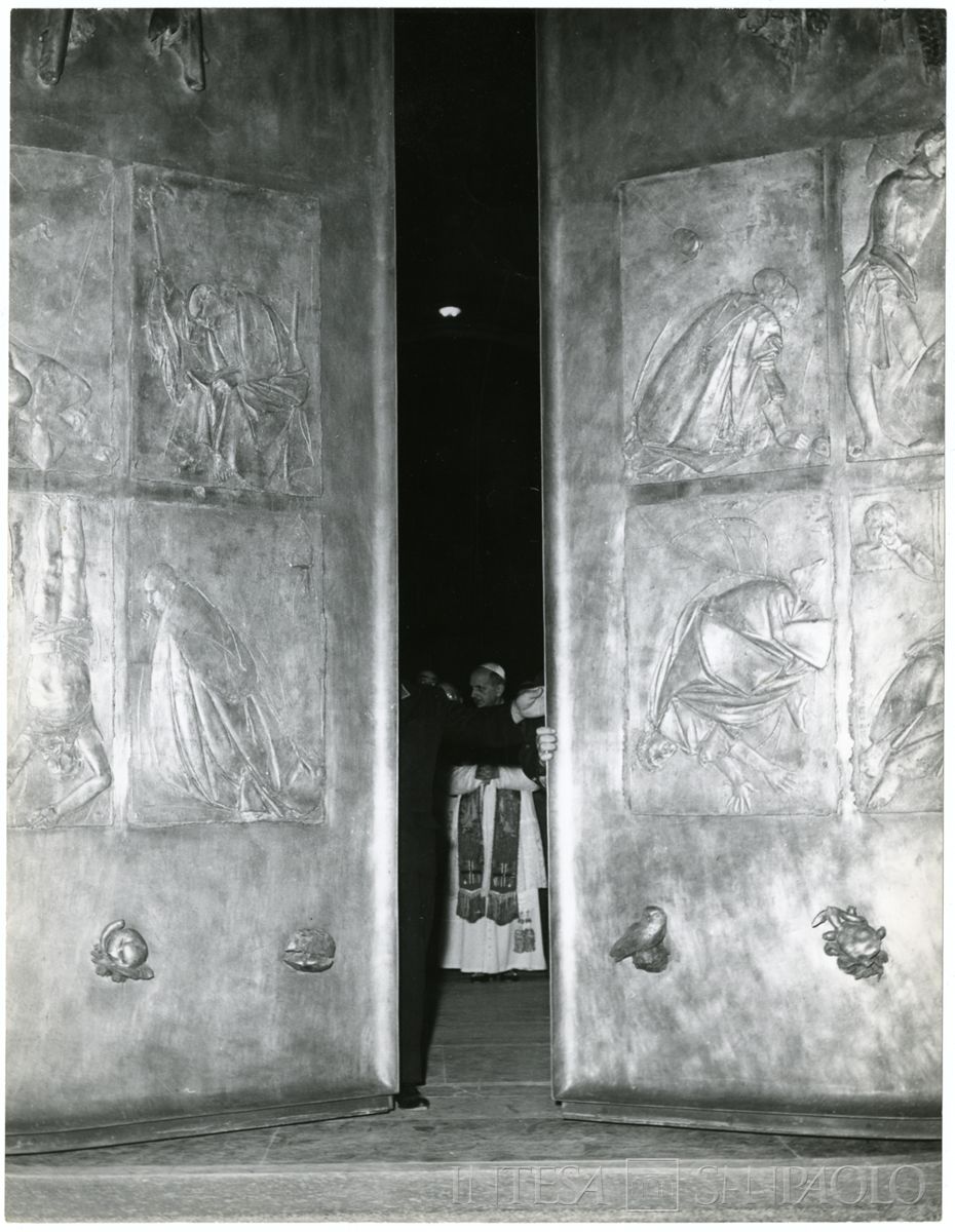 Porta della Morte, realizzata da Giacomo Manzù nella Basilica di San Pietro, Roma, 28 giugno 1964 (fotografo Bruno Del Priore)