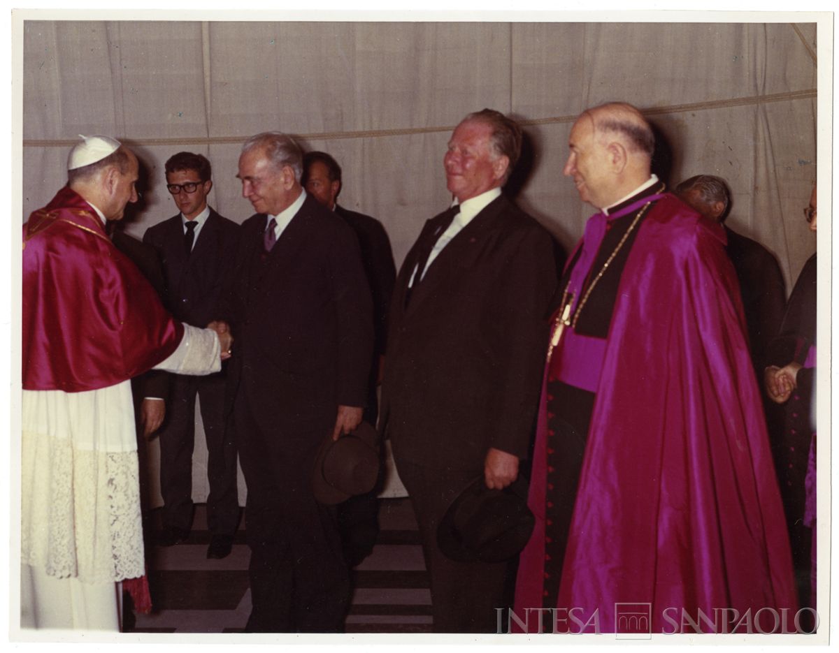Raffaele Mattioli con il pontefice Paolo VI e Giacomo Manzù all'inaugurazione della Porta della Morte, realizzata da Manzù, nella Basilica di San Pietro, Roma, 28 giugno 1964 (fotografo Bruno Del Priore)