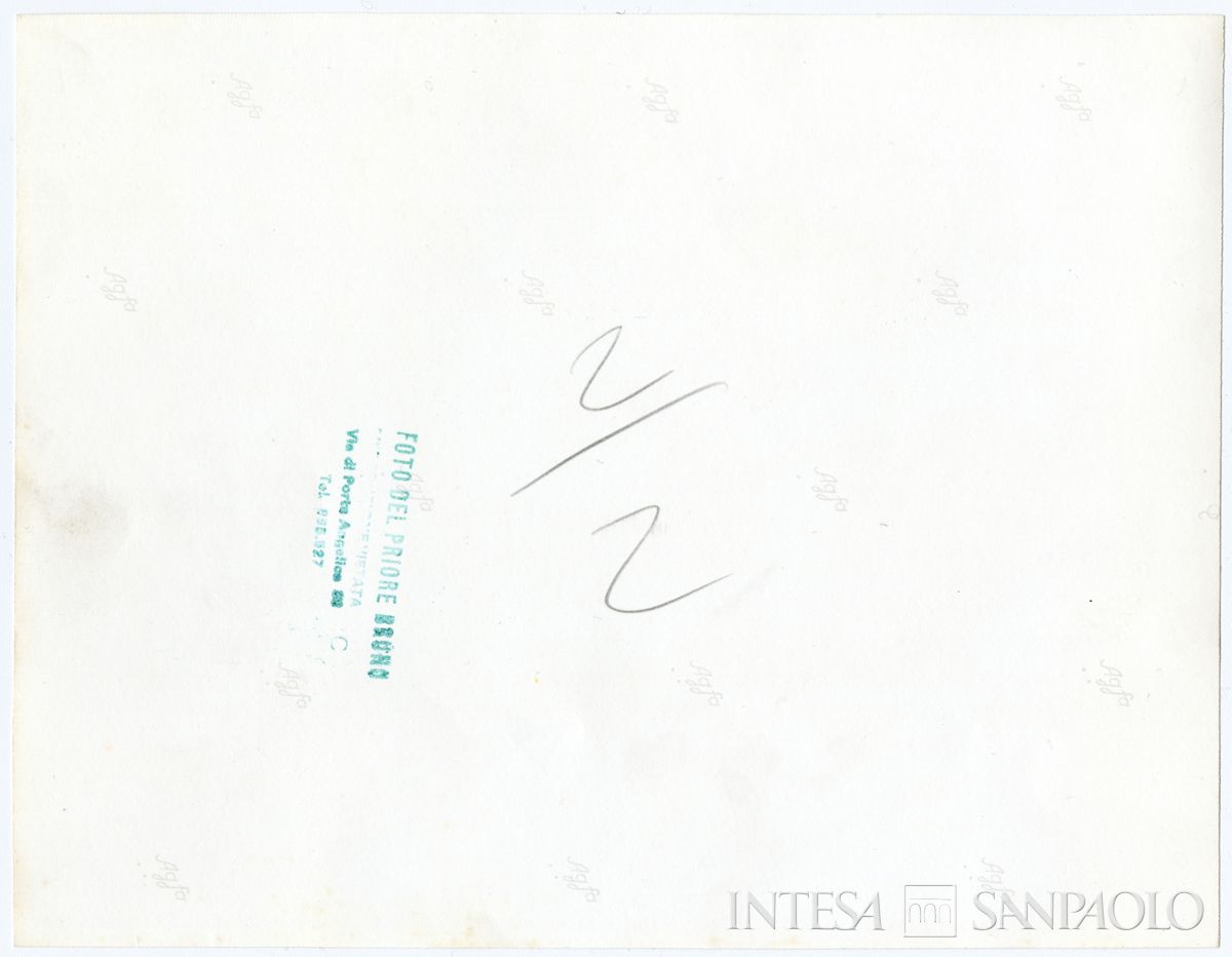 Raffaele Mattioli con il pontefice Paolo VI e Giacomo Manzù all'inaugurazione della Porta della Morte, realizzata da Manzù, nella Basilica di San Pietro, Roma, 28 giugno 1964 (fotografo Bruno Del Priore) (verso)