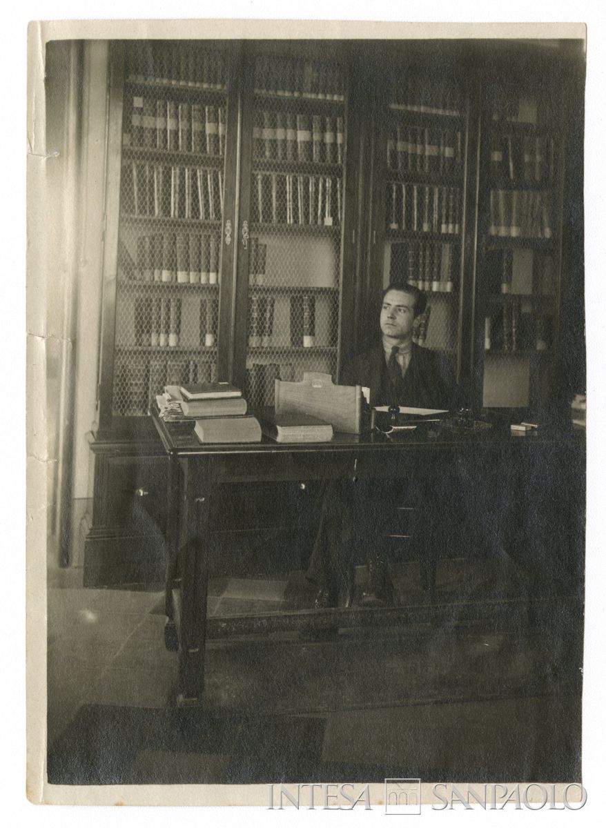 Raffaele Mattioli seduto alla scrivania della redazione della "Rivista Bancaria", 1920 (fotografo sconosciuto)