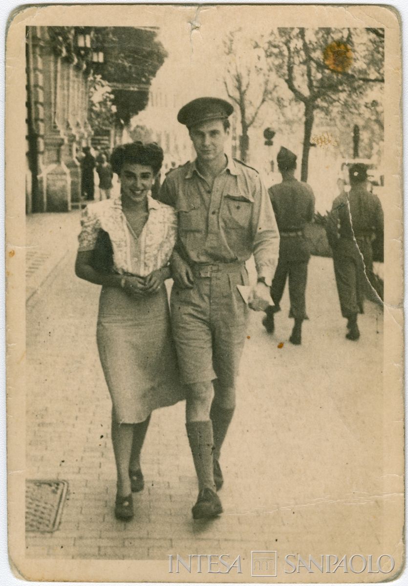 Giuliano Mattioli e la fidanzata Rossana passeggiano a Firenze, 1945 (fotografo sconosciuto)