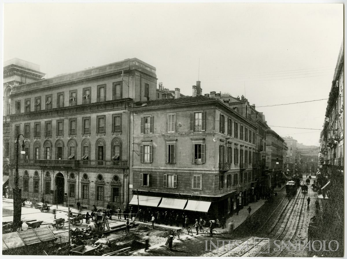 Palazzo Rosso (edificio di sinistra), prima sede della Direzione Centrale Comit, Milano - Piazza della Scala 3