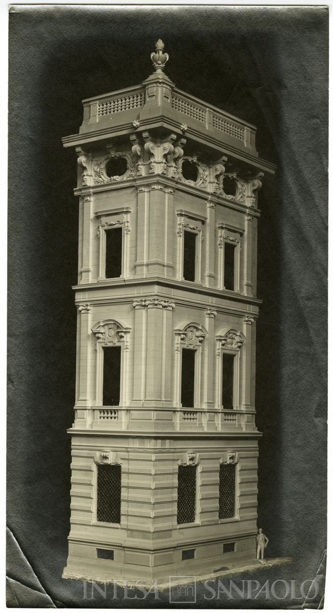 Primo progetto, modellino dell'angolo tra piazza della Scala e via S. Margherita, 1921 (fotografo sconosciuto)