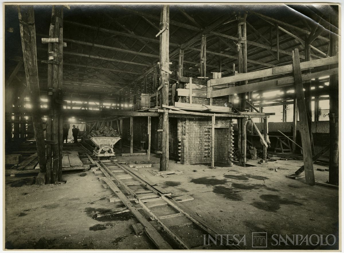 Lavori di costruzione, navata del capannone vista da piazza della Scala, 13 novembre 1924