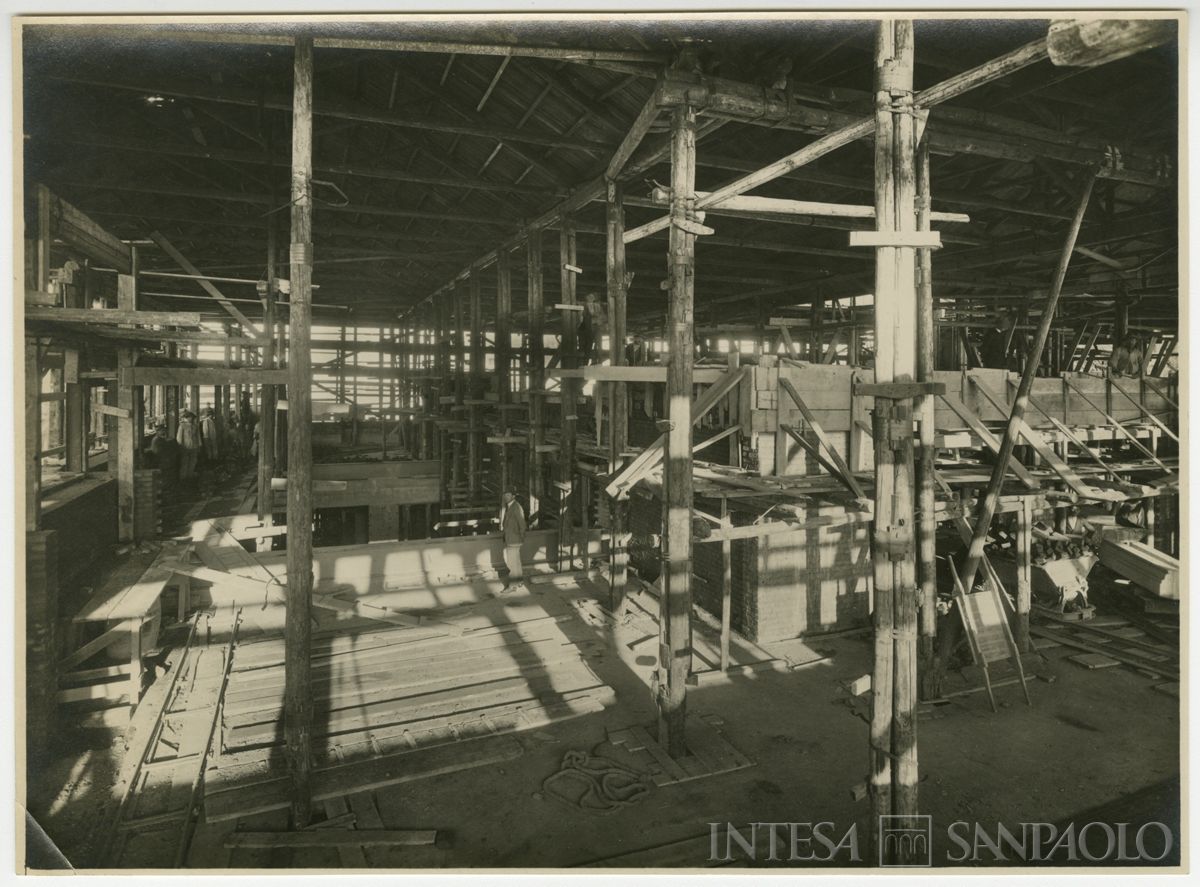 Lavori di costruzione, il sottotetto visto da via Silvio Pellico, 13 novembre 1924