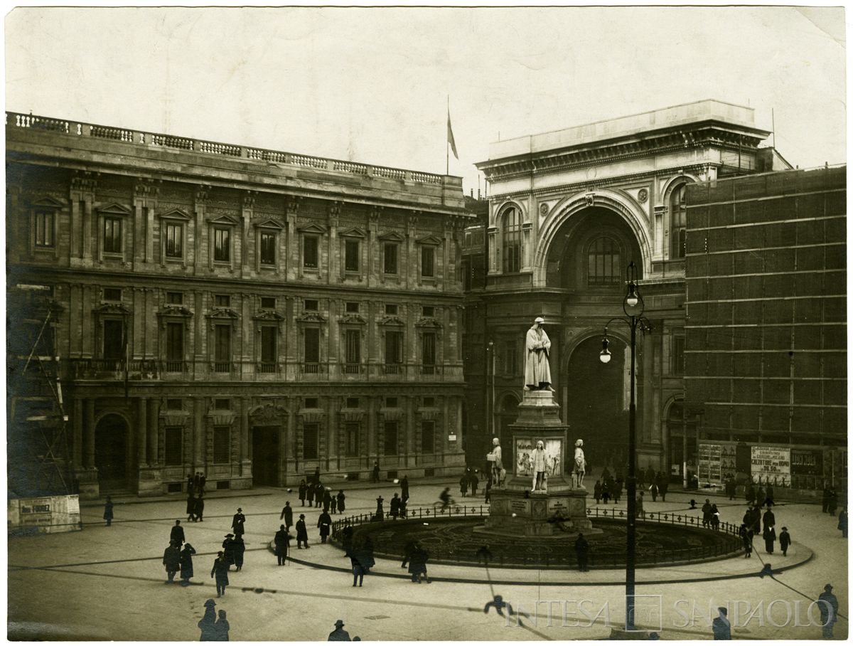 Piazza della Scala: a destra le impalcature del nuovo palazzo, tra il 1924 e il 1926