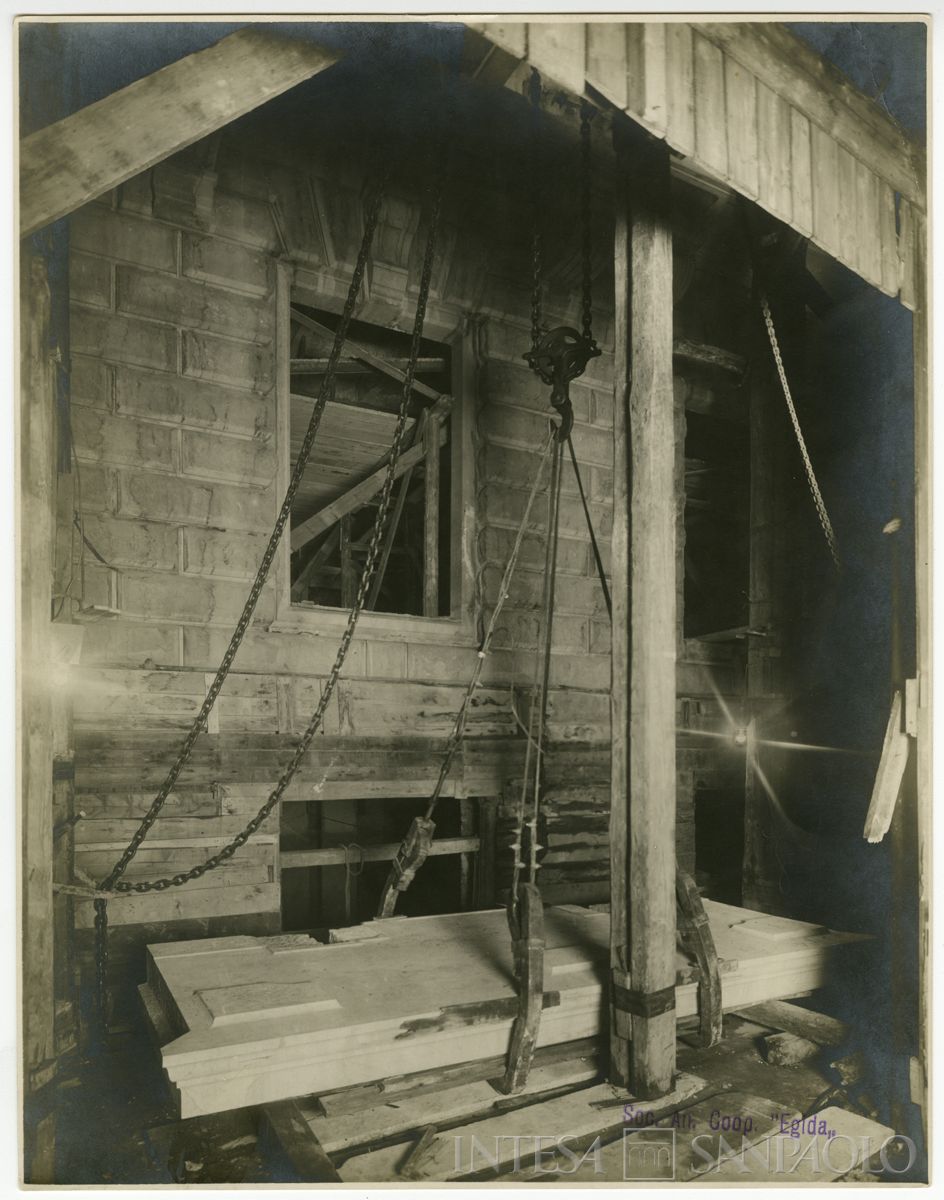 Lavori di costruzione, particolare dell'esterno, tra il 1926 e il 1927 (Fotografia Abeni & C. Stucchi Recchia & C.)