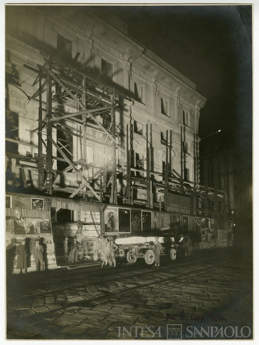Lavori di costruzione, esterno con impalcature, tra il 1926 e il 1927 (Fotografia Abeni & C. Stucchi Recchia & C.)