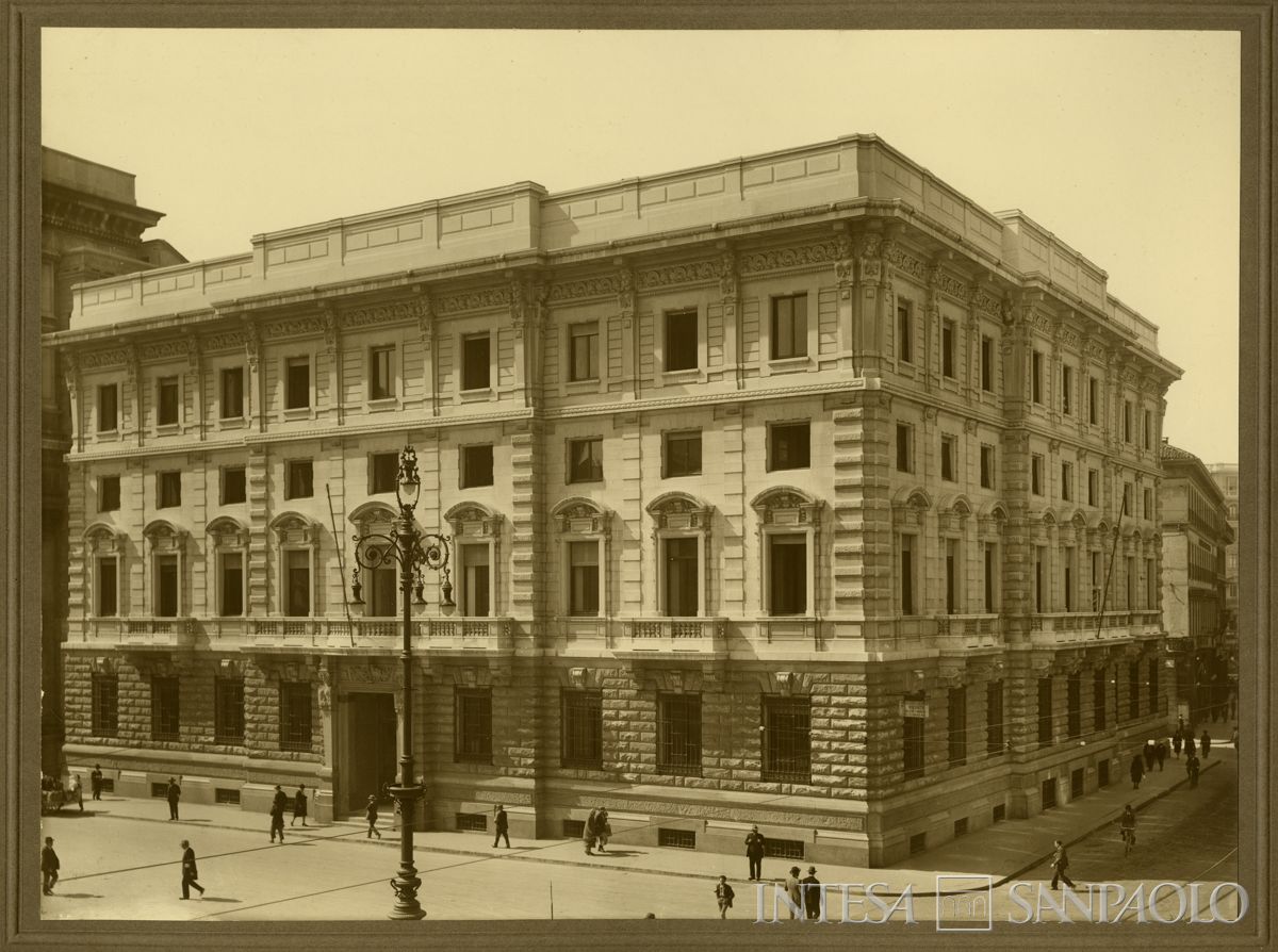 Vista d'angolo del nuovo palazzo, 1928 (foto Vittorio Cicala)
