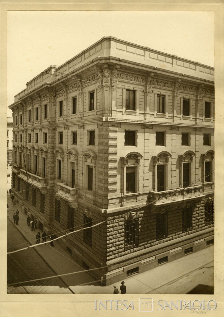Scorcio della facciata su via S. Margherita angolo via Silvio Pellico, 1928 (foto Vittorio Cicala)
