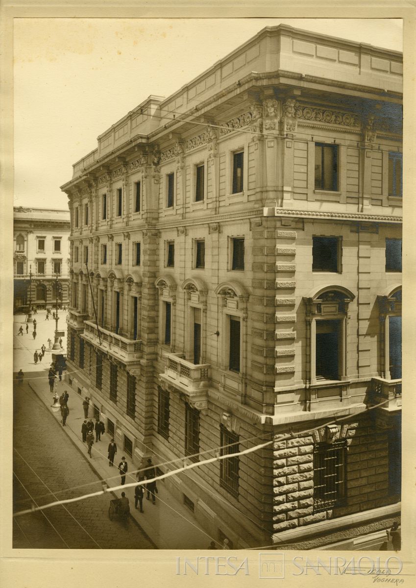 Scorcio della facciata su via S. Margherita angolo via Silvio Pellico, 1928 (foto Vittorio Cicala)