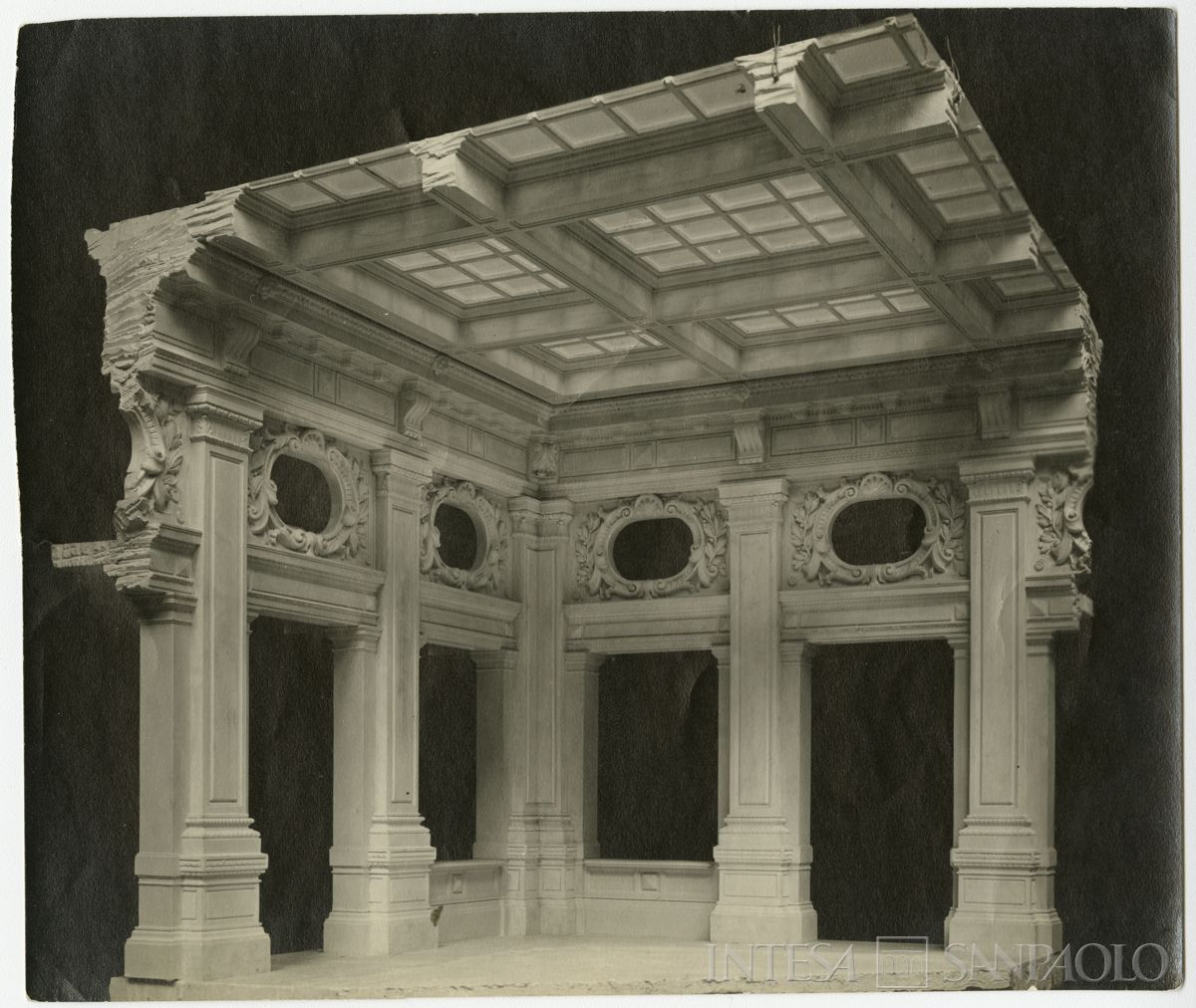 Piazza della Scala 6, modello in gesso del salone C, costruito dopo l'acquisto di palazzo Brentani, 1923 (fotografo sconosciuto)