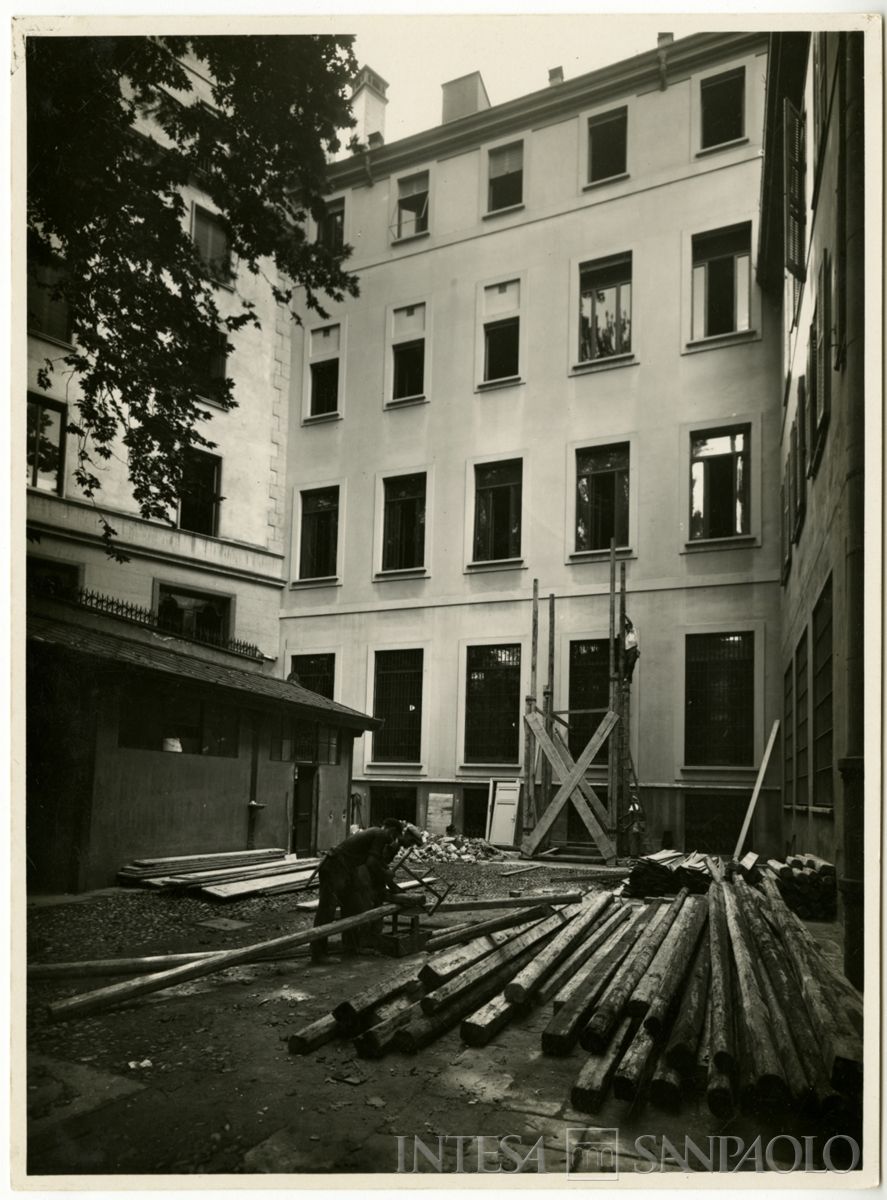 Palazzo di piazza della Scala 6, cortile verso palazzo Portaluppi, 1933-1934 (fotografo sconosciuto)