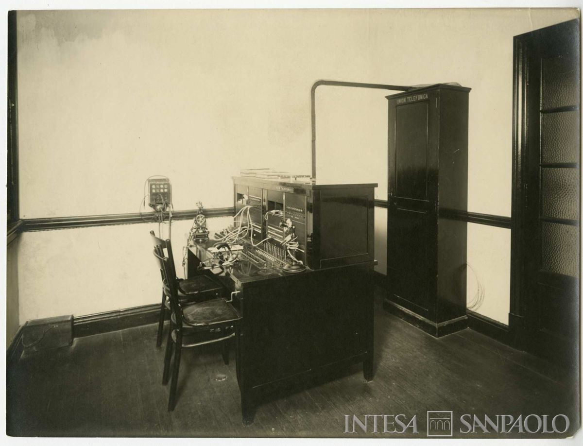 Palazzo di piazza della Scala 6, centralino telefonico, 1911 - anni 1920 (fotografo sconosciuto)
