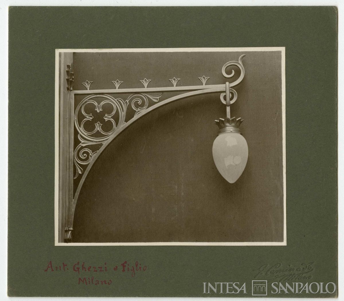 Palazzo di piazza della Scala 6, applique, primi del 1900 (G. Caminada)