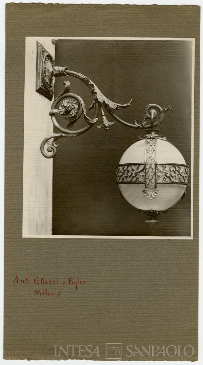 Palazzo di piazza della Scala 6, applique, primi del 1900 (G. Caminada)