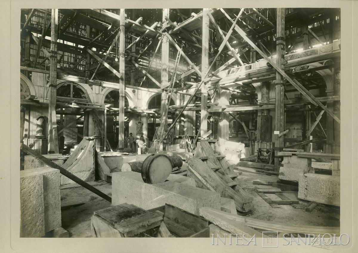 Palazzo di piazza della Scala 6, costruzione del salone principale per il pubblico, 30 novembre 1907 (Achille Ferrario)