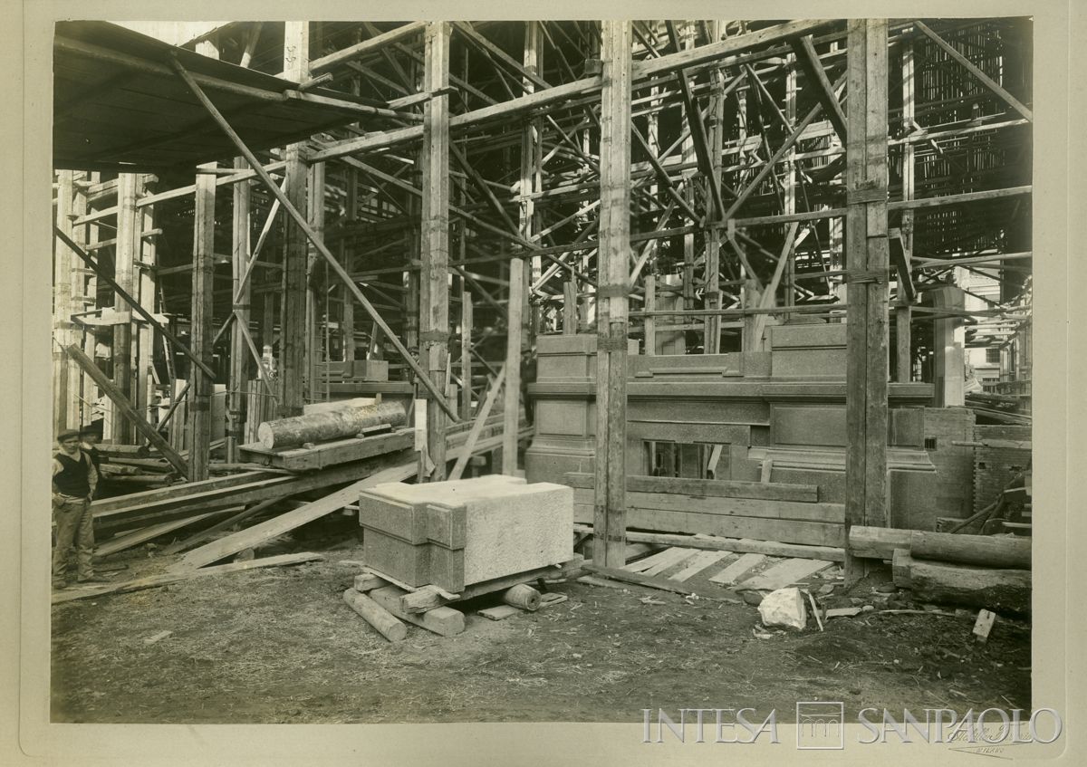 Palazzo di piazza della Scala 6, costruzione del basamento della facciata, 30 novembre 1907 (Achille Ferrario)