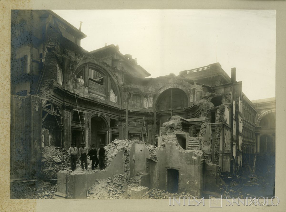 Palazzo di piazza della Scala 6, demolizione della Chiesa di S. Giovanni Decollato, 30 novembre 1907 (Achille Ferrario)