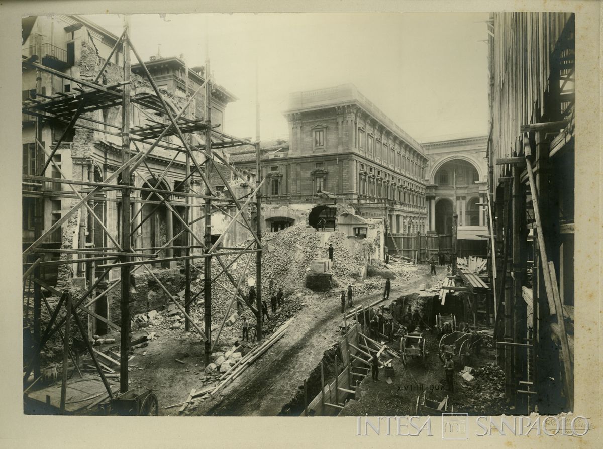 Palazzo di piazza della Scala 6, cantiere con demolizione della Chiesa S. Giovanni Decollato, 16 marzo 1908 (Achille Ferrario)