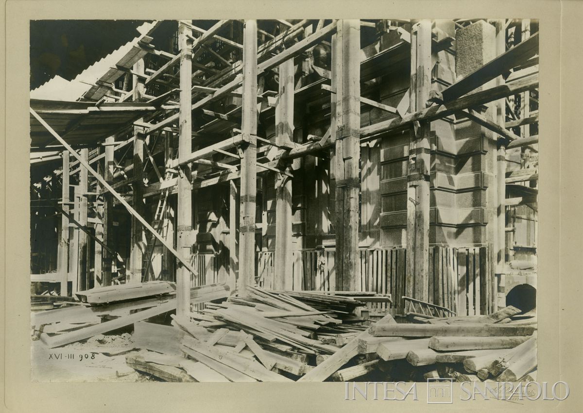 Palazzo di piazza della Scala 6, avanzamento nella costruzione del basamento della facciata, 16 marzo 1908 (Achille Ferrario)