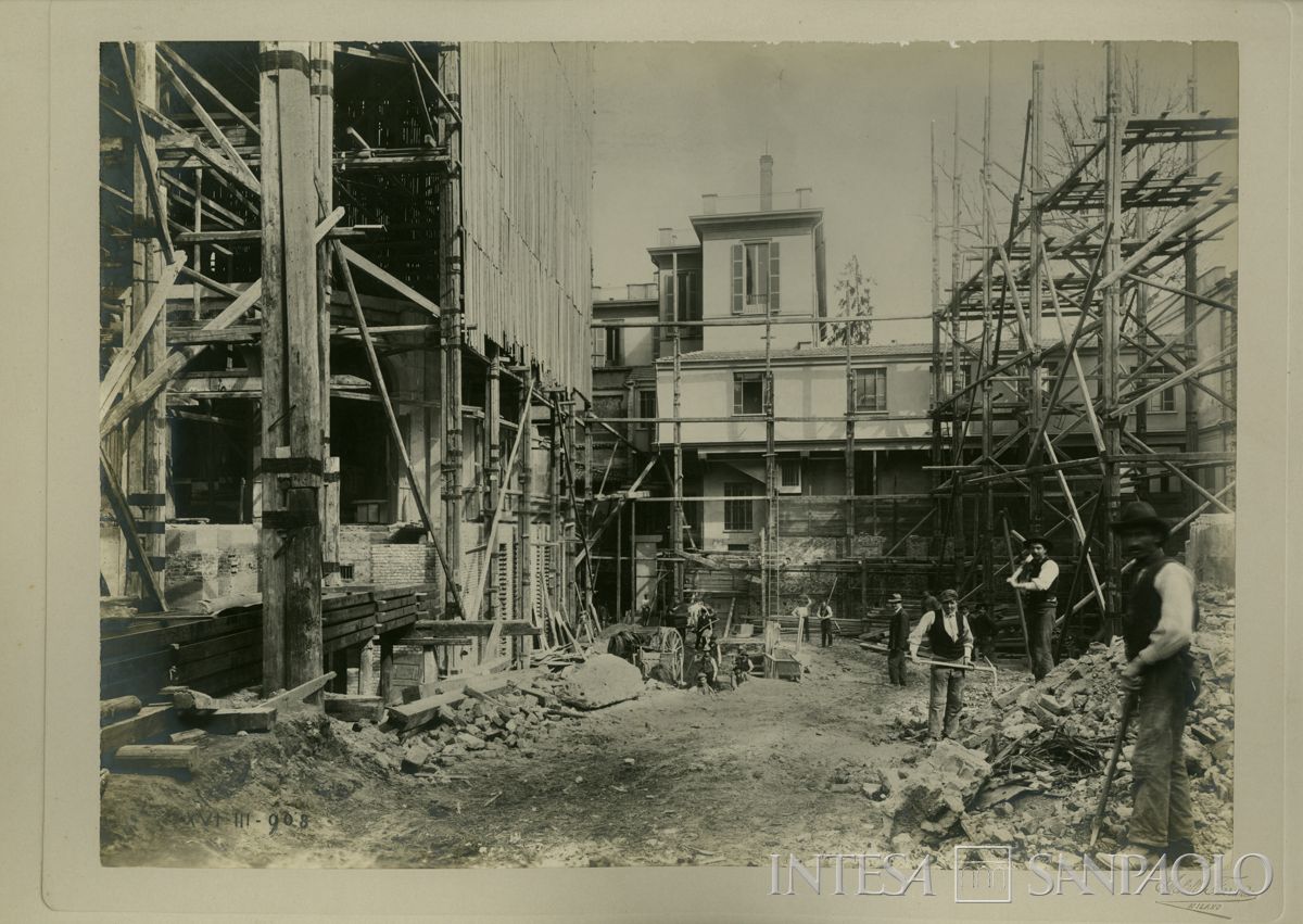 Palazzo di piazza della Scala 6, cantiere con a sinistra il salone principale 'A' coperto da impalcature, 16 marzo 1908 (Achille Ferrario)