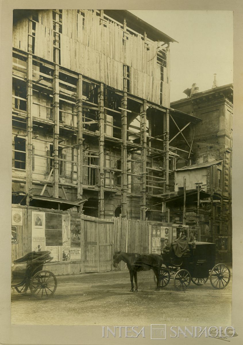 Palazzo di piazza della Scala 6, sosta di carrozze davanti alle impalcature della facciata prospiciente la piazza, 4 dicembre 1908 (Achille Ferrario)
