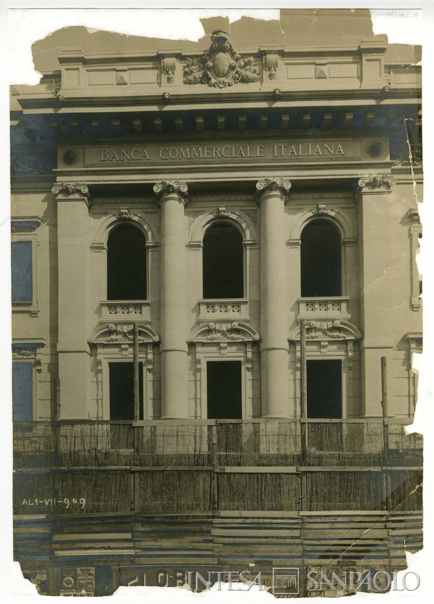 Palazzo di piazza della Scala 6, particolare della facciata su via Manzoni, 1° luglio 1909 (Achille Ferrario)