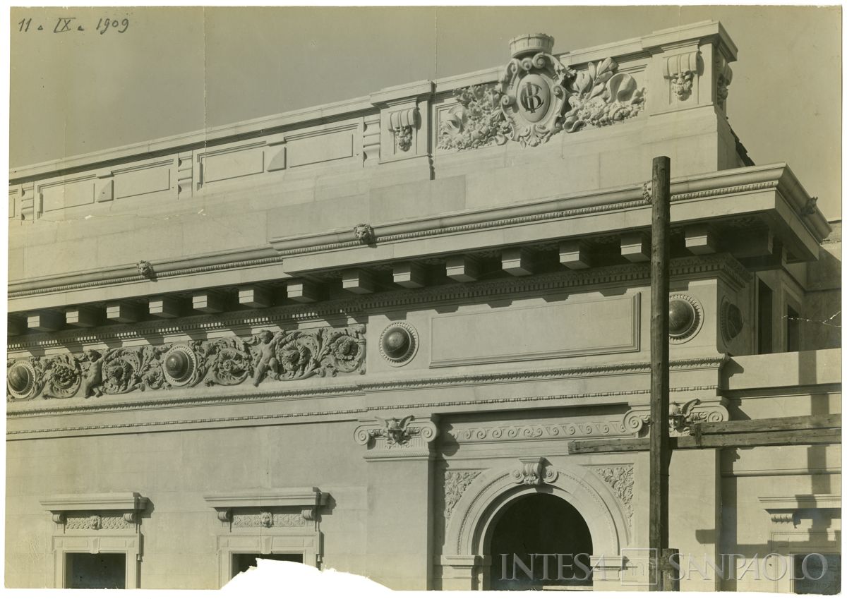 Palazzo di piazza della Scala 6, particolare del cornicione con il logotipo, 11 settembre 1909 (Achille Ferrario)