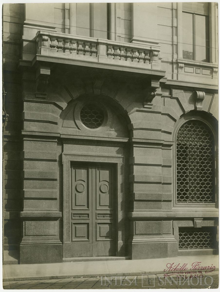 Palazzo di piazza della Scala 6, ingresso su via Manzoni al civico 4, 1911 (Achille Ferrario)