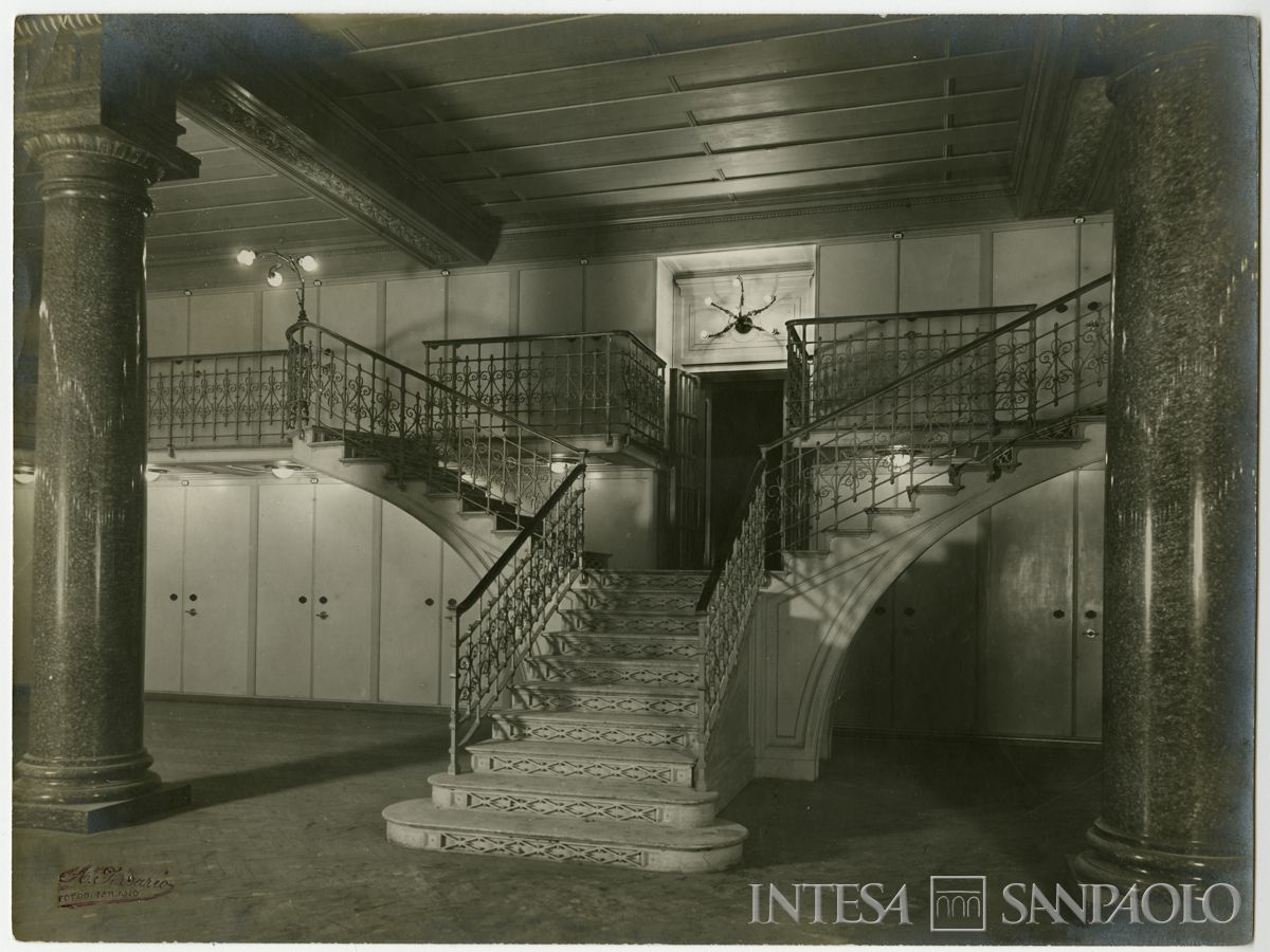 Palazzo di piazza della Scala 6, caveau con armadi chiusi, 1911 (Achille Ferrario)