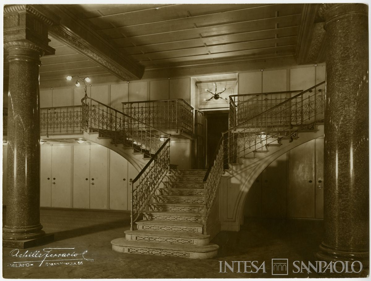 Palazzo di piazza della Scala 6, caveau con armadi chiusi (virata seppia), 1911 (Achille Ferrario)