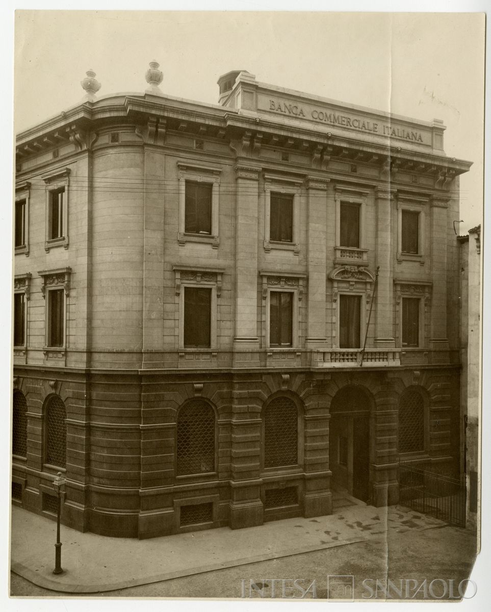 Palazzo di piazza della Scala 6, esterno verso la Chiesa San Fedele, 1911-1912 (Gigi Bassani)
