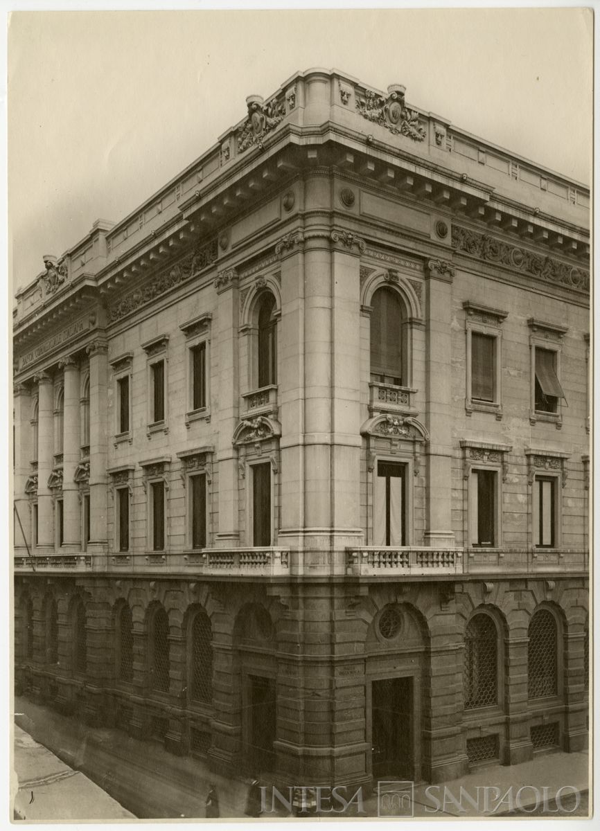 Palazzo di piazza della Scala 6, angolo tra via Manzoni (a sinistra) e piazza della Scala (a destra), 1911-1912 (Gigi Bassani)