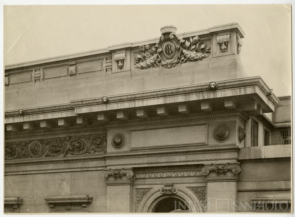 Palazzo di piazza della Scala 6, dettaglio del cornicione con il logotipo, 1911-1912 (Gigi Bassani)