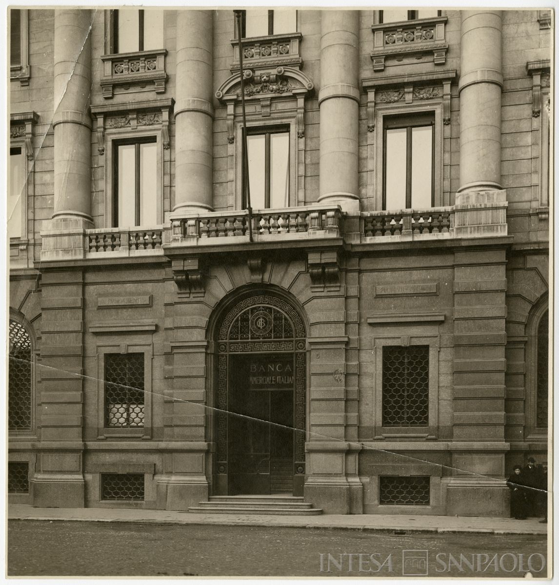 Palazzo di piazza della Scala 6, dettaglio dell'ingresso al civico 6, 1911-1912 (Gigi Bassani)
