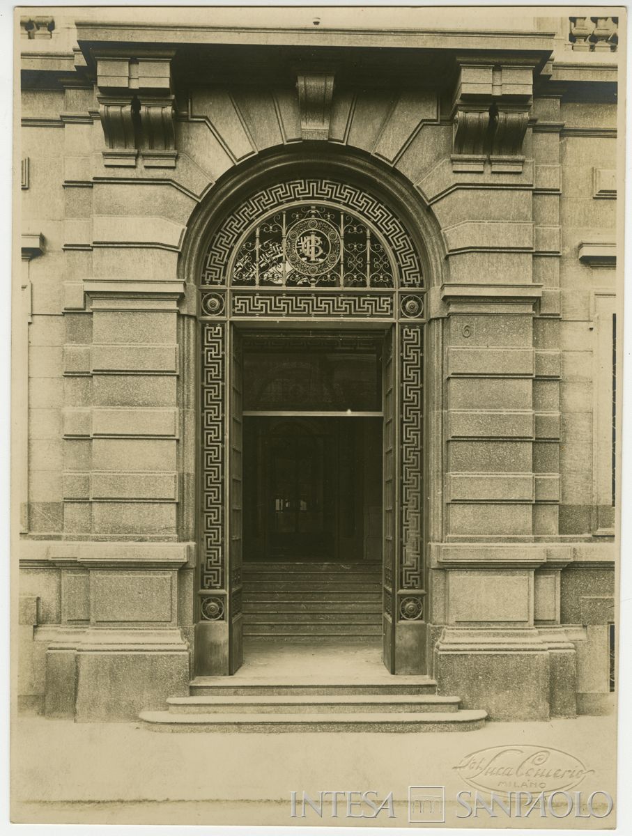 Palazzo di piazza della Scala 6, ingresso di piazza della Scala 6 senza vetrofania, fine 1911 (Luca Comerio)