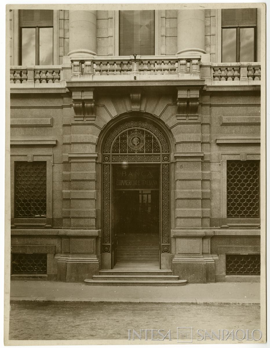 Palazzo di piazza della Scala 6, ingresso di piazza della Scala 6 con vetrofania, fine 1911 (Luca Comerio)