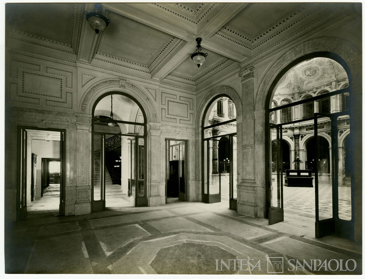 Palazzo di piazza della Scala 6, atrio, fine 1911 (Luca Comerio)