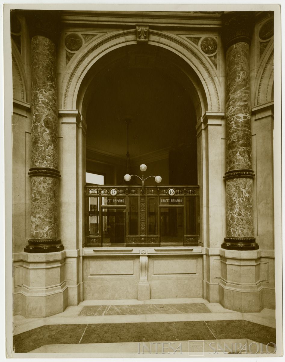 Palazzo di piazza della Scala 6, sportelli del salone A, fine 1911 (Luca Comerio)