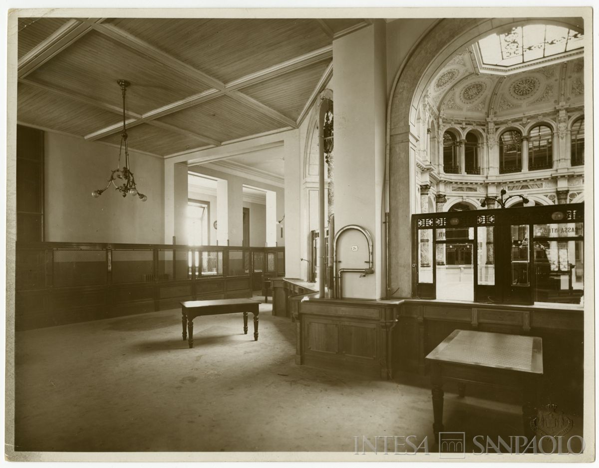 Palazzo di piazza della Scala 6, back office del salone A, fine 1911 (Luca Comerio)