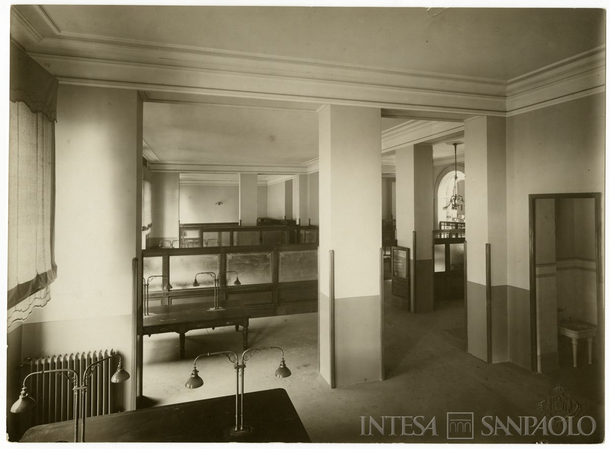 Palazzo di piazza della Scala 6, back office del salone A, fine 1911 (Luca Comerio)